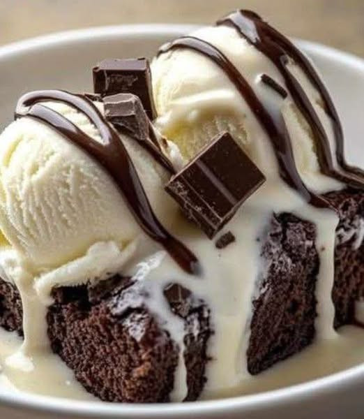 Brownie Sundae with Vanilla Ice Cream and Chocolate Sauce – Ultimate Dessert Treat